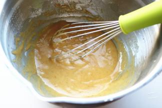 加入融化的液体状黄油，黄油可以用微波炉中火叮30秒就行。