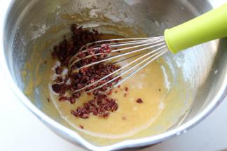 加入切碎的蔓越莓干，继续拌匀，玛德琳的面糊就做好了。