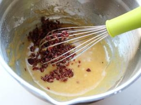 加入切碎的蔓越莓干，继续拌匀，玛德琳的面糊就做好了。