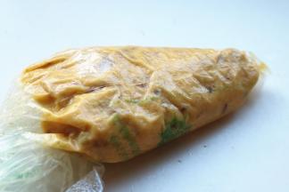 封好口，放入冰箱冷藏半小时，我因为赶时间就直接送进冷冻室冻了五分钟。