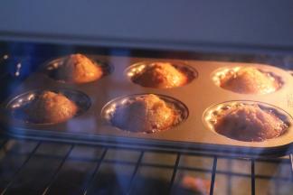 送入预热160度的烤箱，烤15分钟左后，看到鼓起肚子，边缘变焦黄即可。