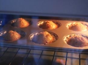 送入预热160度的烤箱，烤15分钟左后，看到鼓起肚子，边缘变焦黄即可。