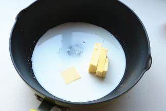 牛奶和黄油以及20克白糖，放入不粘锅，开始加热。