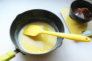 煮到牛奶沸腾关火，继续搅拌至黄油完全融化。