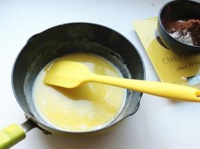 煮到牛奶沸腾关火，继续搅拌至黄油完全融化。