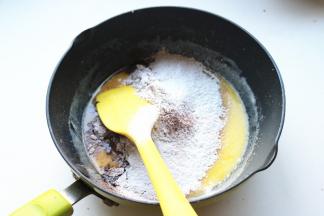 筛入低粉和可可粉。