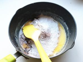 筛入低粉和可可粉。