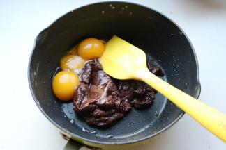 蛋黄蛋白分离，面糊内再加入蛋黄。