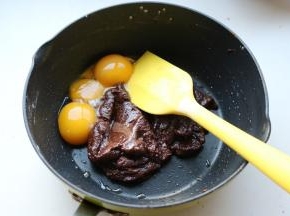 蛋黄蛋白分离，面糊内再加入蛋黄。