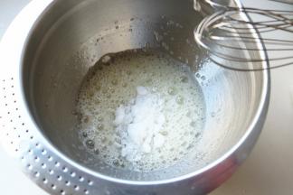 蛋白加入一点点盐，几滴柠檬汁，打发到粗泡状态，一次性加入剩余的白糖。