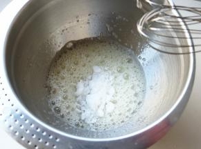 蛋白加入一点点盐，几滴柠檬汁，打发到粗泡状态，一次性加入剩余的白糖。