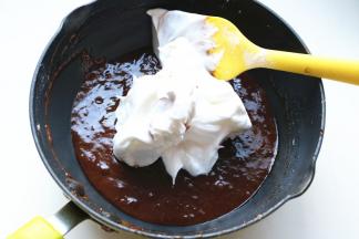 挖三分之一蛋白到面糊内。