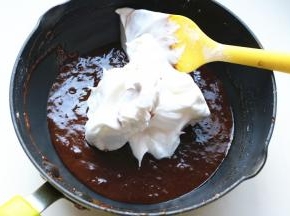 挖三分之一蛋白到面糊内。