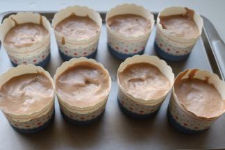 面糊装入纸杯内，大约7分满，震一下纸杯，震出空气。