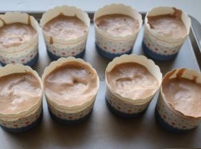 面糊装入纸杯内，大约7分满，震一下纸杯，震出空气。