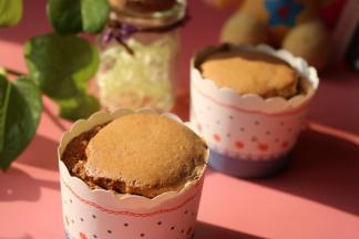 烤好的小蛋糕，不需要倒扣，晾凉即可。