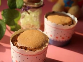 烤好的小蛋糕，不需要倒扣，晾凉即可。