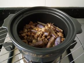 把炒锅内所有材料转移入砂锅内，加少许水和糖，盖盖小火焖煮3到5分钟。