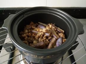 把炒锅内所有材料转移入砂锅内，加少许水和糖，盖盖小火焖煮3到5分钟。