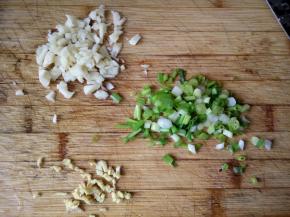 准备葱花，姜末，蒜末