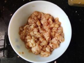 鲜肉切末，加适量盐，料酒和酱油搅拌均匀