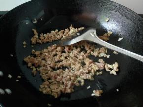 热锅下油，加入姜蒜和肉末，迅速翻炒至肉末散开，变色