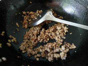 加入1勺黄豆酱，翻炒均匀，盛出备用