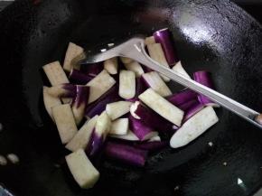 茄子挤干水分，翻炒