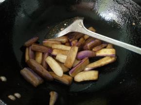 略软时，加入少许酱油翻炒均匀，关火