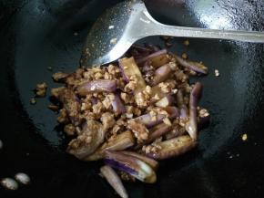 加入肉末搅拌均匀