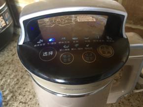 启动豆浆机的干、湿豆功能；