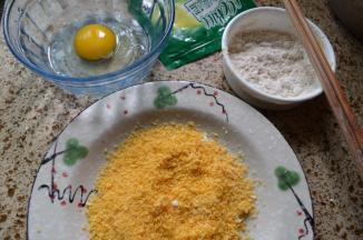 准备好鸡蛋、面粉、面包糠；