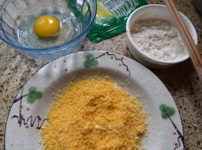 准备好鸡蛋、面粉、面包糠；