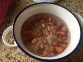 花生，清洗浮沉，浸泡一晚上；