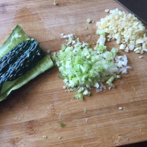 葱，切成碎末；蒜，切碎；黄瓜，拍碎；