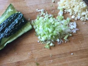 葱，切成碎末；蒜，切碎；黄瓜，拍碎；