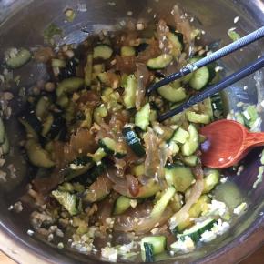 再加入味极鲜和醋；搅拌均匀，就可以了；