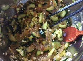 再加入味极鲜和醋；搅拌均匀，就可以了；