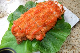 然后，吸去多余的油，放在盆中，切块，撒上胡椒粉、和番茄酱；