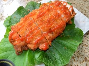 然后，吸去多余的油，放在盆中，切块，撒上胡椒粉、和番茄酱；