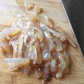 海蜇，切成丝；