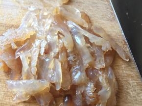 海蜇，切成丝；