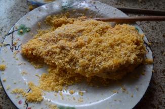 然后，在粘上面包糠；如果想让鸡排厚实些，重复以上动作；