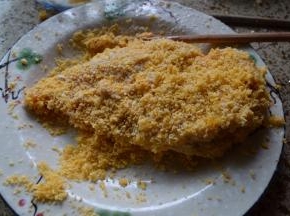 然后，在粘上面包糠；如果想让鸡排厚实些，重复以上动作；