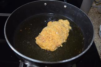 热锅，放入油，8分热；放入鸡胸肉；