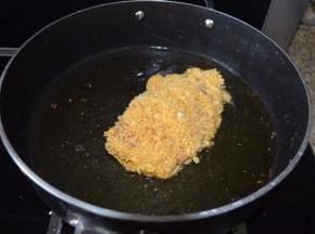 热锅，放入油，8分热；放入鸡胸肉；