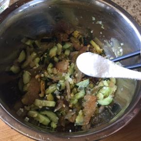 海蜇和黄瓜，搅拌一起，放入盐；