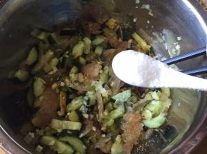 海蜇和黄瓜，搅拌一起，放入盐；