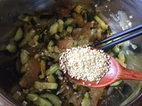 加入熟白芝麻；