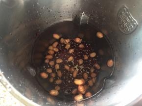 早上，把红豆、花生、全部都放入豆浆机中，加入适量的水；